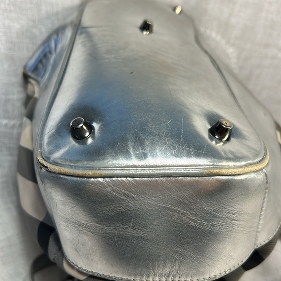 Burberry silver leather and checkered canvas shoulder handbag - Picture 6 of 16